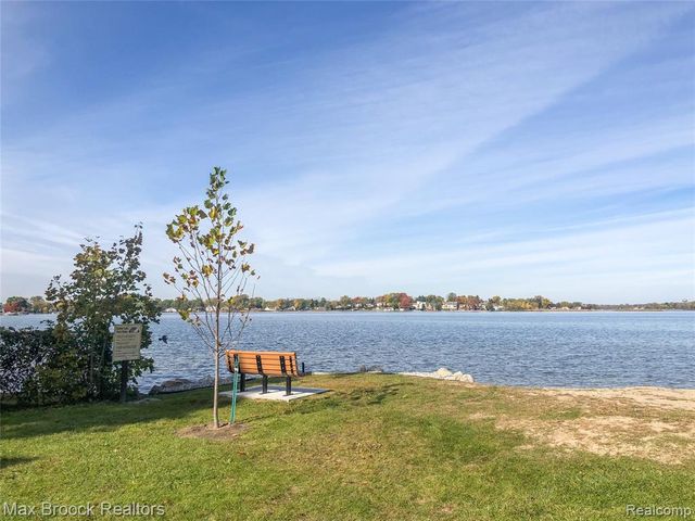 2208 Avondale Street, Sylvan Lake, MI 48320