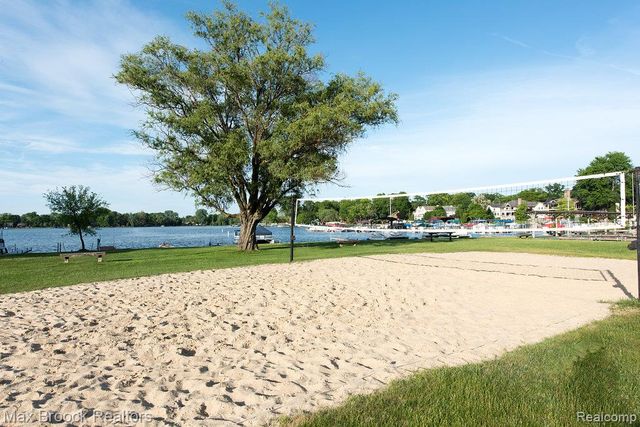 2208 Avondale Street, Sylvan Lake, MI 48320