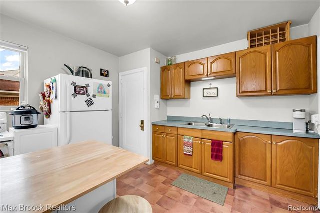 2208 Avondale Street, Sylvan Lake, MI 48320