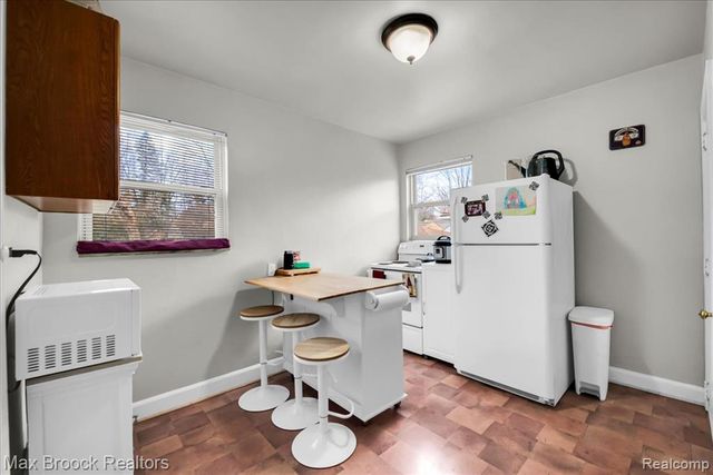 2208 Avondale Street, Sylvan Lake, MI 48320