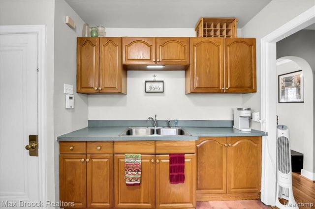 2208 Avondale Street, Sylvan Lake, MI 48320