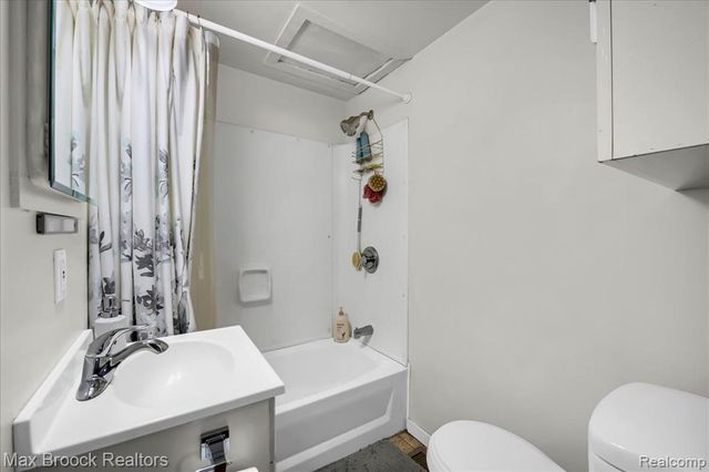 2208 Avondale Street, Sylvan Lake, MI 48320