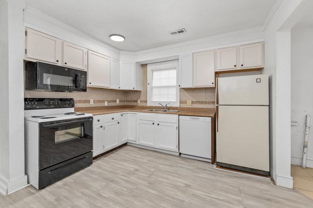 1939 S Ida St, Wichita, KS 67211