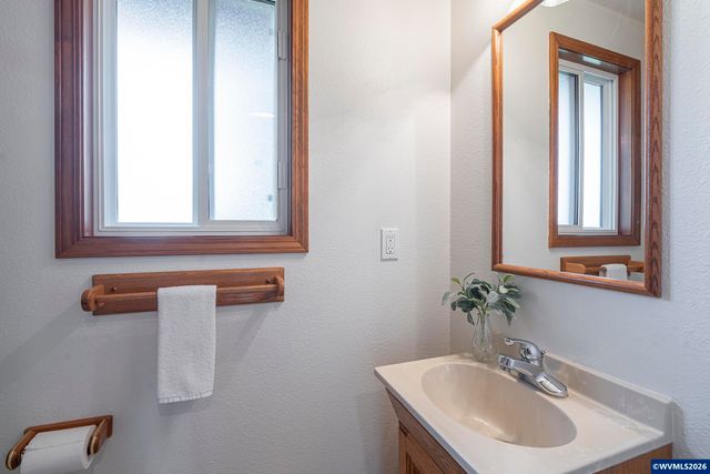 38565 Robinson Dr, Scio, OR 97374