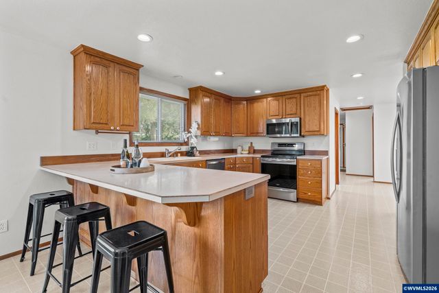 38565 Robinson Dr, Scio, OR 97374