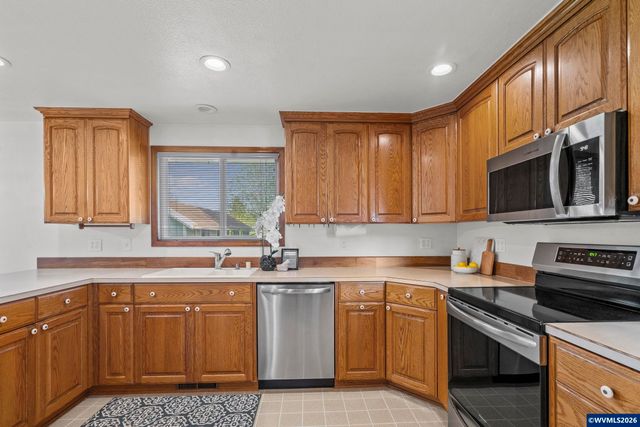 38565 Robinson Dr, Scio, OR 97374