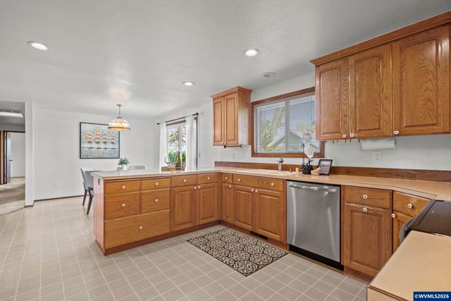38565 Robinson Dr, Scio, OR 97374