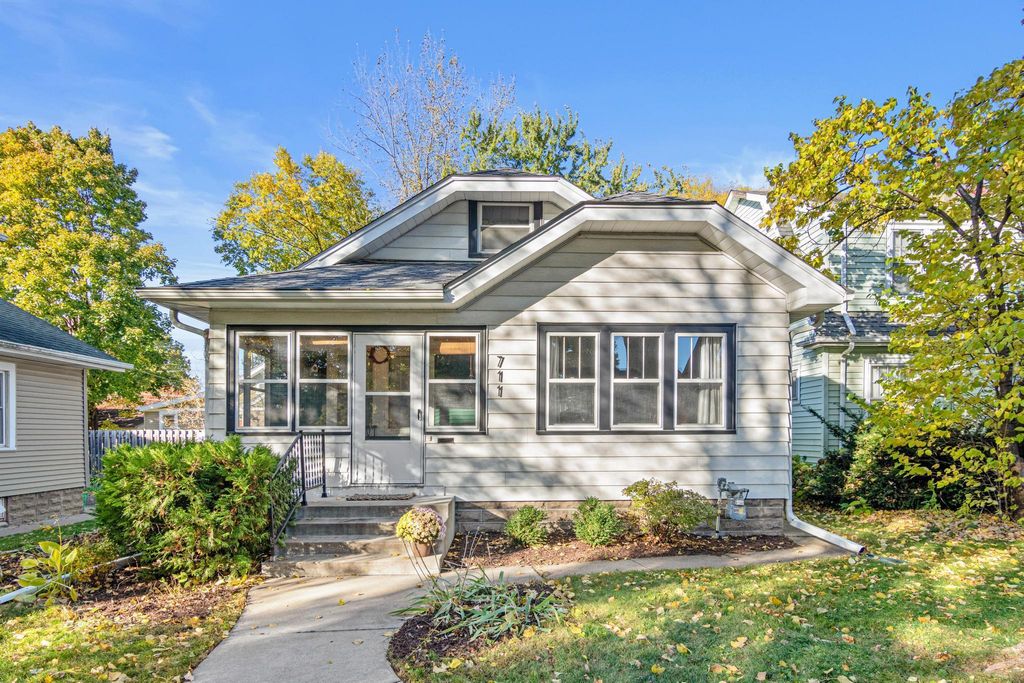 711 Sherwood Avenue, Saint Paul, MN 55106