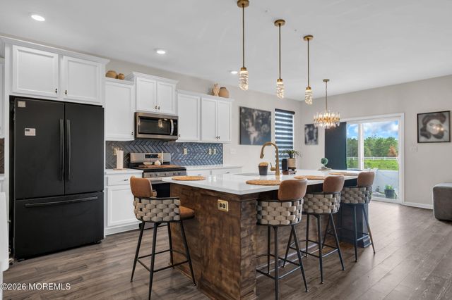 201 Ashburn Avenue, Manahawkin, NJ 08050