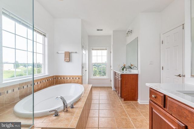 38786 RAMBLING FARM DR, Hamilton, VA 20158
