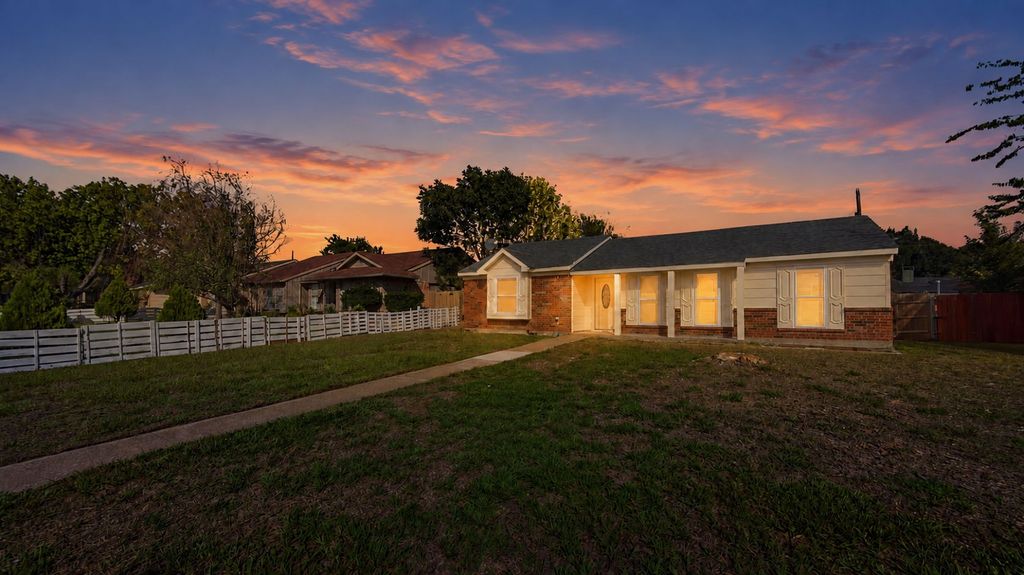 920 Carom Way, Dallas, TX 75217