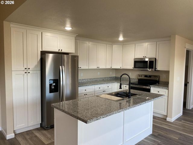 3360 bryson Way, Medford, OR 97504