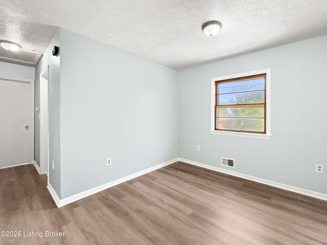 7539 Manslick Rd, Louisville, KY 40214