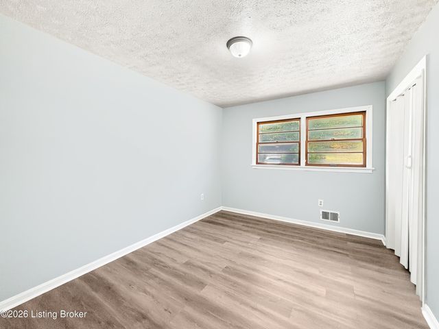 7539 Manslick Rd, Louisville, KY 40214