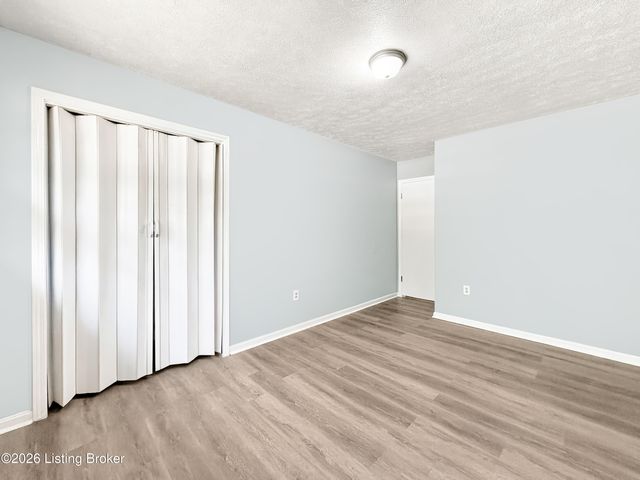 7539 Manslick Rd, Louisville, KY 40214