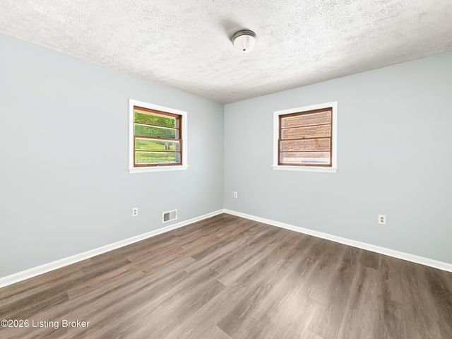 7539 Manslick Rd, Louisville, KY 40214