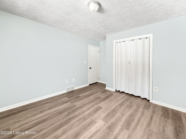 7539 Manslick Rd, Louisville, KY 40214