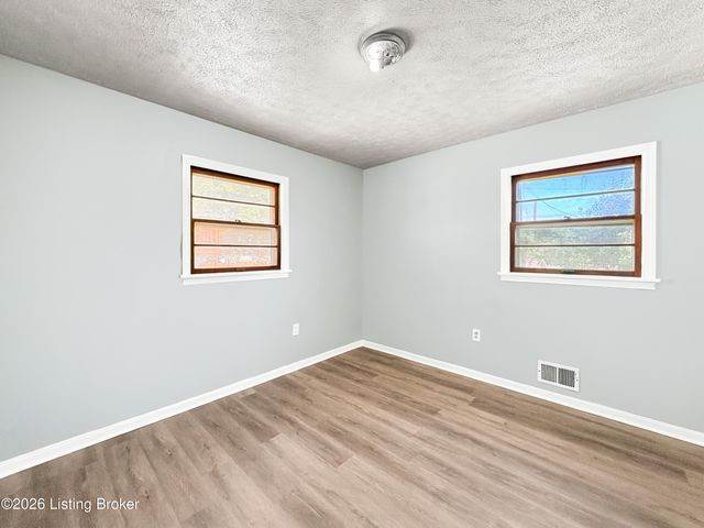 7539 Manslick Rd, Louisville, KY 40214