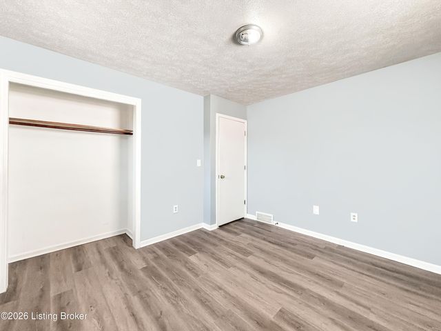 7539 Manslick Rd, Louisville, KY 40214