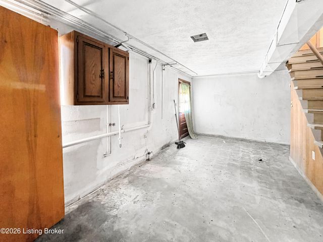 7539 Manslick Rd, Louisville, KY 40214