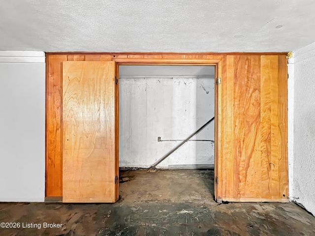 7539 Manslick Rd, Louisville, KY 40214