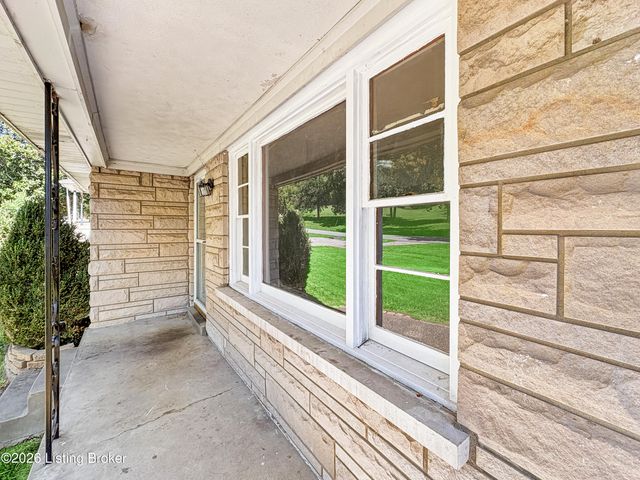 7539 Manslick Rd, Louisville, KY 40214