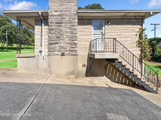 7539 Manslick Rd, Louisville, KY 40214