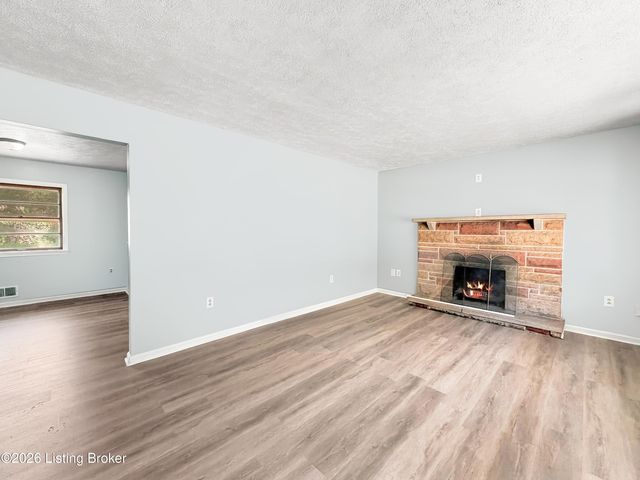 7539 Manslick Rd, Louisville, KY 40214