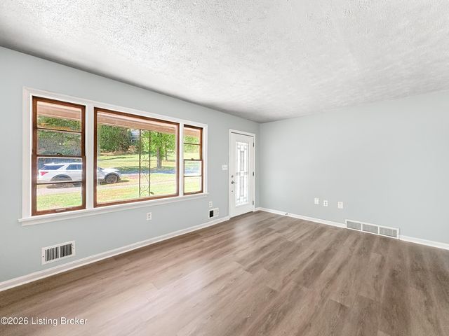 7539 Manslick Rd, Louisville, KY 40214