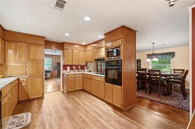 404 Davis W Road, Fairmount, GA 30139