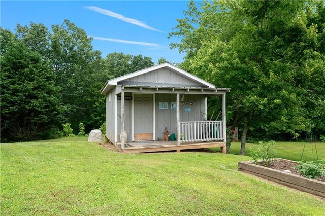 404 Davis W Road, Fairmount, GA 30139