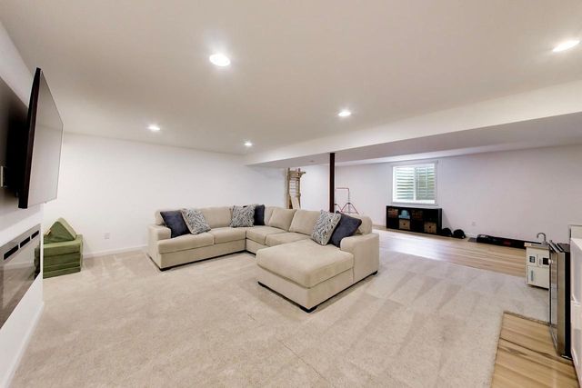 1420 E Longneedle LANE, Elkhorn, WI 53121