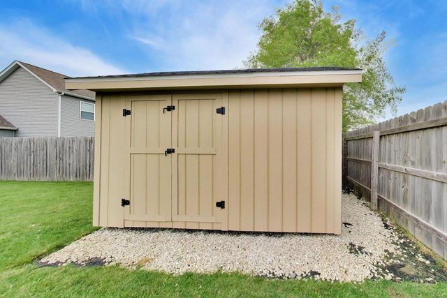 1420 E Longneedle LANE, Elkhorn, WI 53121
