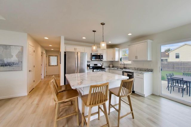 1420 E Longneedle LANE, Elkhorn, WI 53121