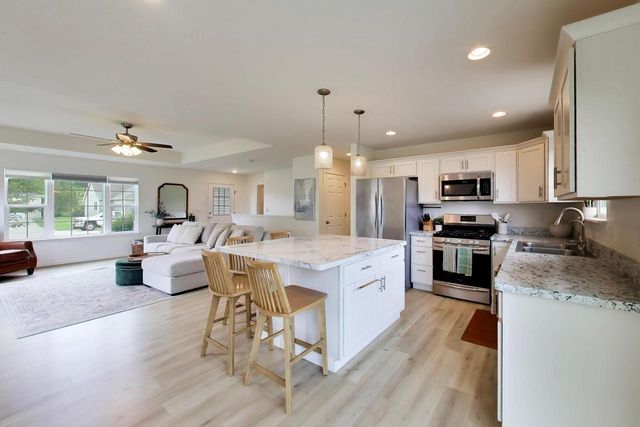 1420 E Longneedle LANE, Elkhorn, WI 53121