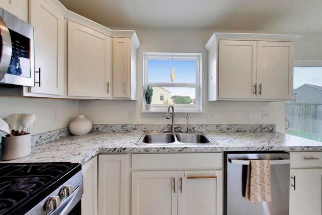 1420 E Longneedle LANE, Elkhorn, WI 53121