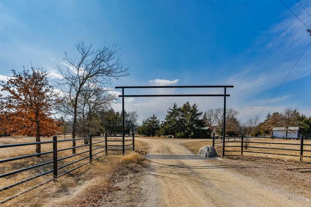 1205 Northshore Lane, Valley View, TX 76272