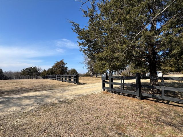 1205 Northshore Lane, Valley View, TX 76272