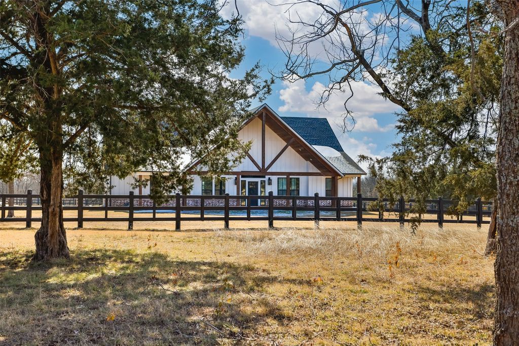 1205 Northshore Lane, Valley View, TX 76272