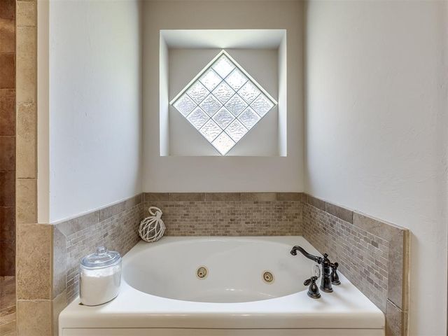 1317 Narrows Bridge Circle, Edmond, OK 73034