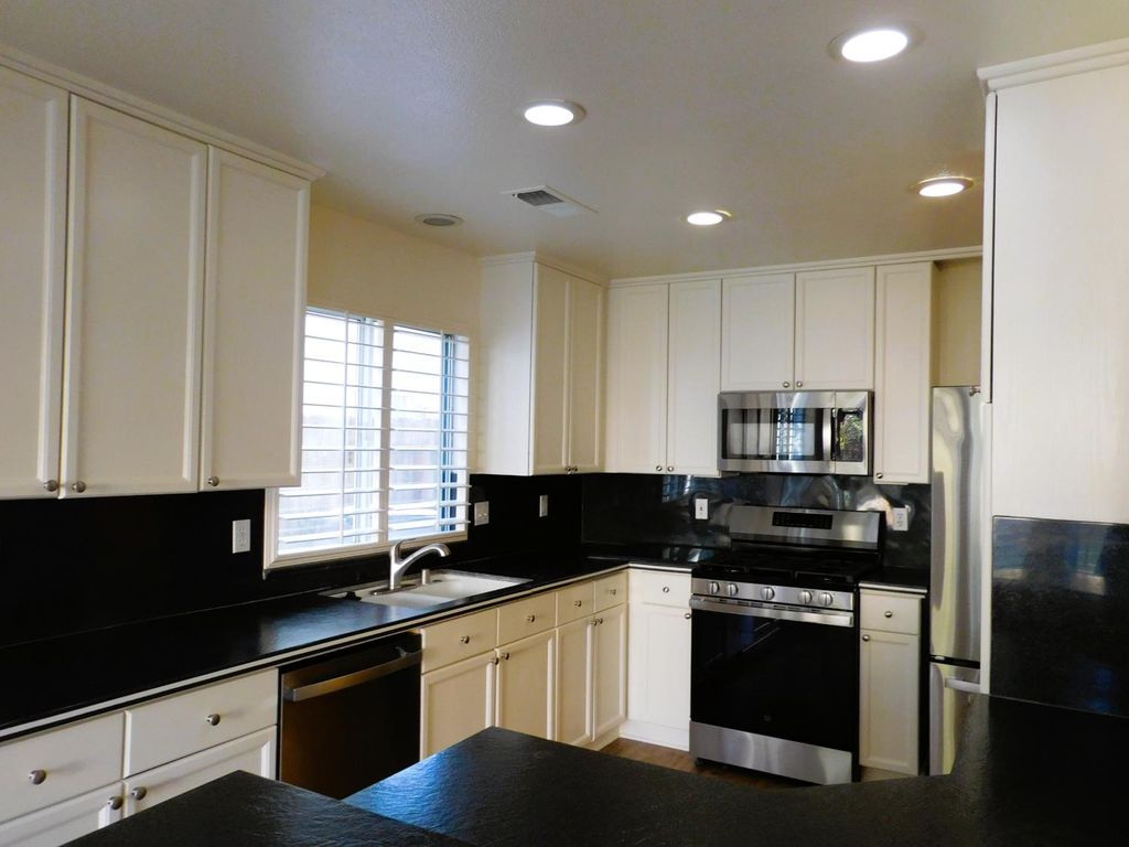 Image 5 of property listing at 7466 N Hayston Avenue W, Fresno, CA 93720