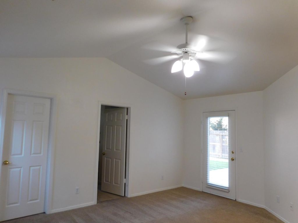 Image 7 of property listing at 7466 N Hayston Avenue W, Fresno, CA 93720