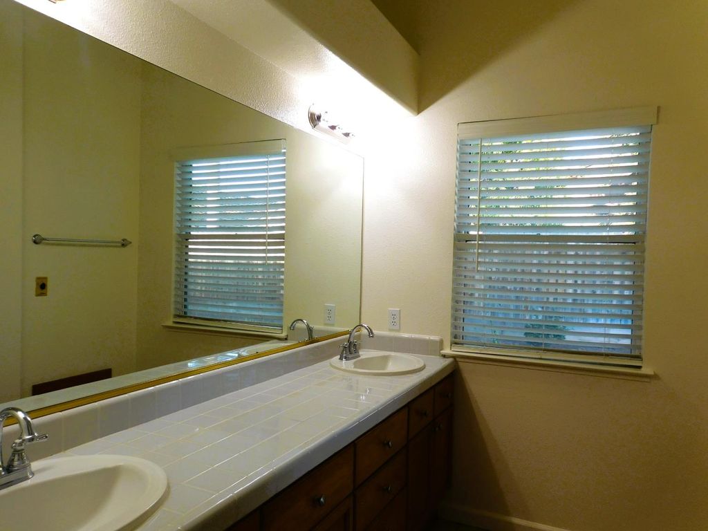 Image 9 of property listing at 7466 N Hayston Avenue W, Fresno, CA 93720