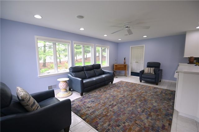 38 Farm Field Lane, Pittsford, NY 14534