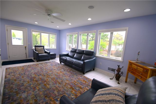 38 Farm Field Lane, Pittsford, NY 14534