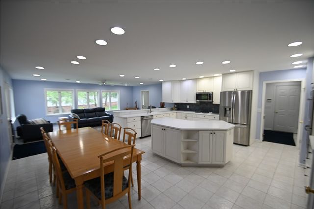 38 Farm Field Lane, Pittsford, NY 14534