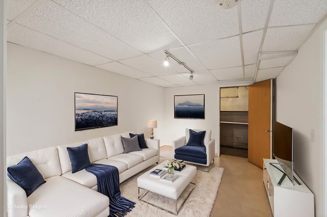 317 Snelling Avenue S, Saint Paul, MN 55105