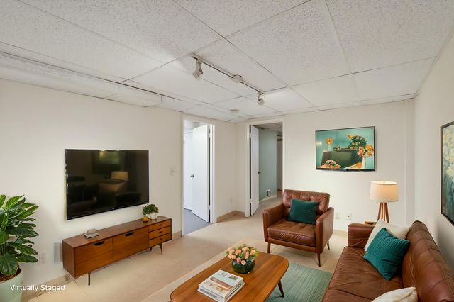 317 Snelling Avenue S, Saint Paul, MN 55105