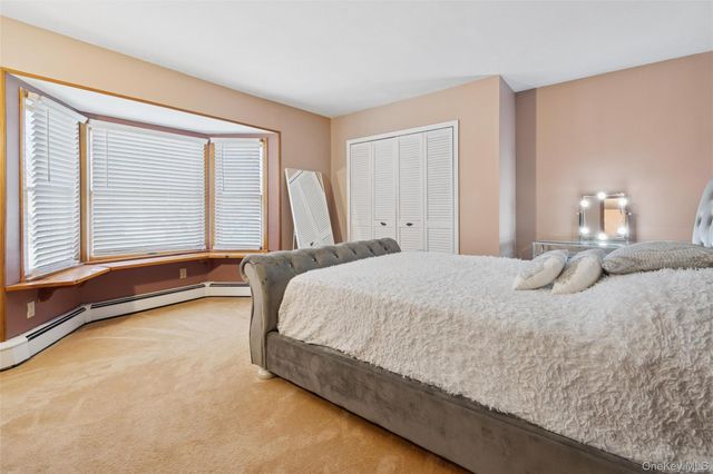 33 Broadway Avenue, Holtsville, NY 11742