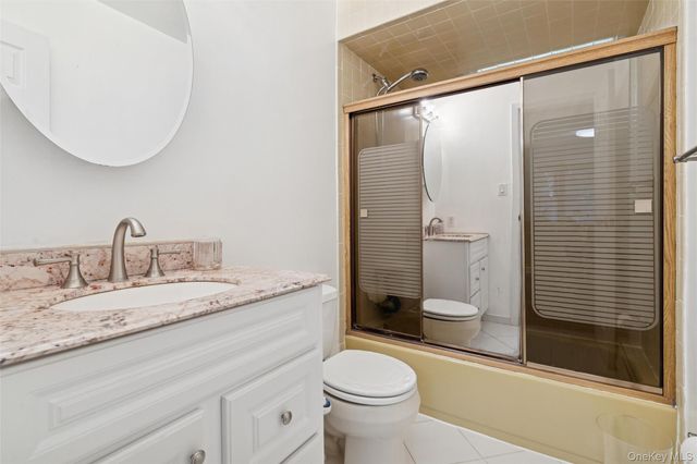 33 Broadway Avenue, Holtsville, NY 11742